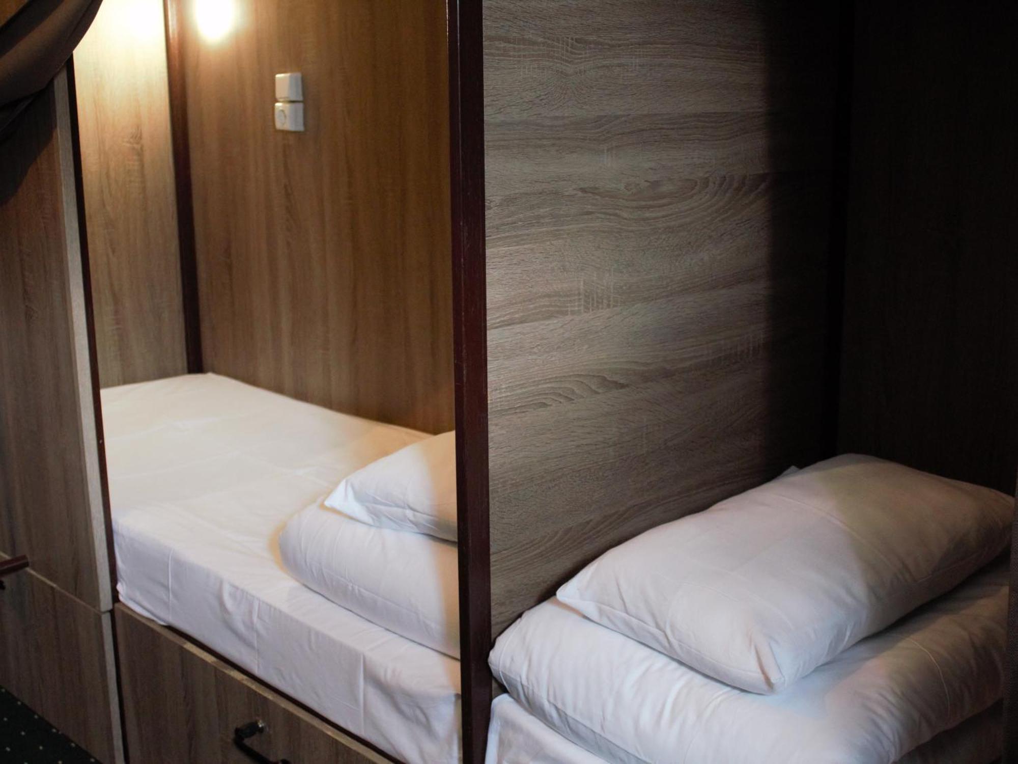 All Eyes Hostel Kamianets-Podilskyi Ngoại thất bức ảnh