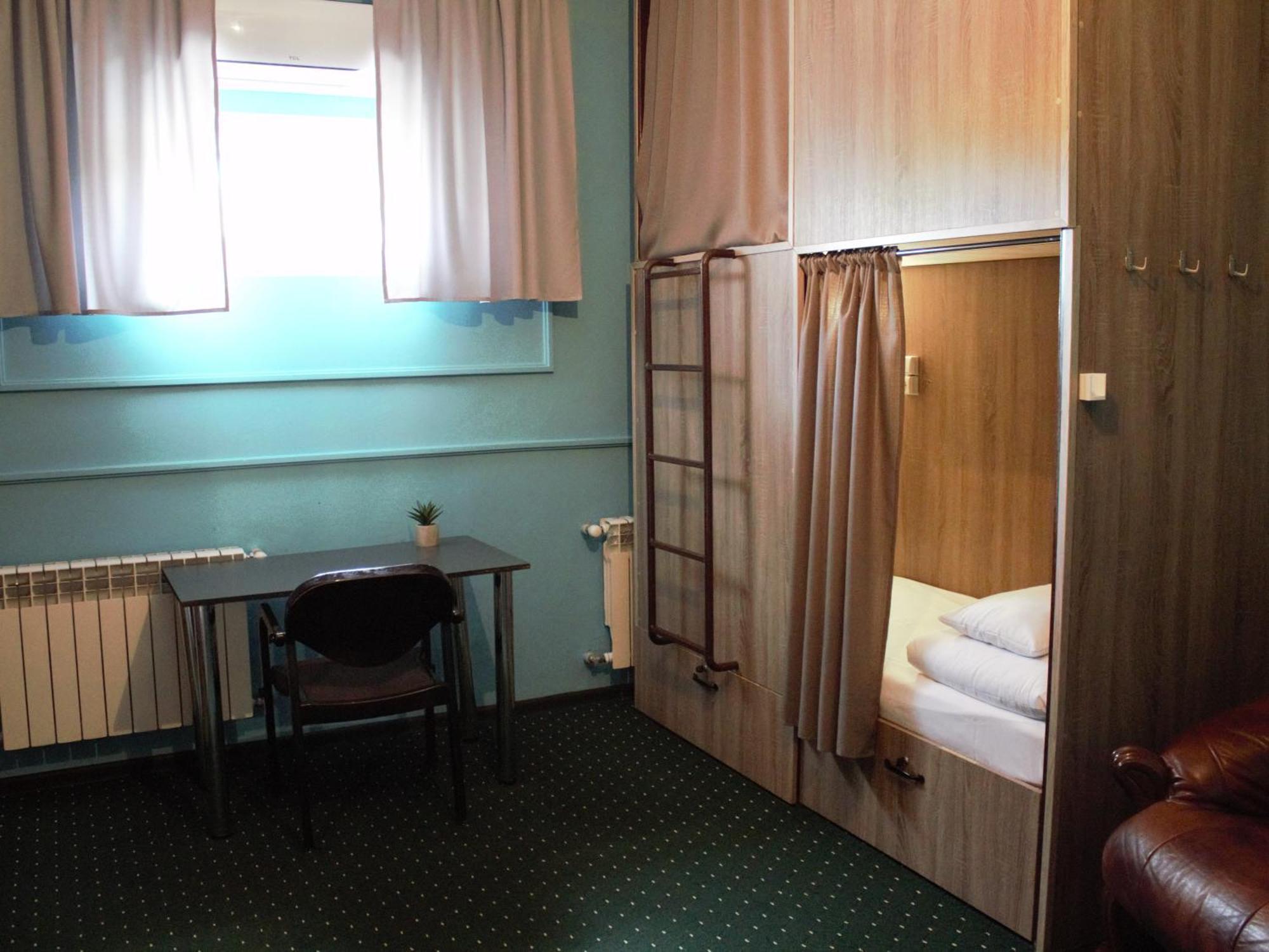 All Eyes Hostel Kamianets-Podilskyi Ngoại thất bức ảnh