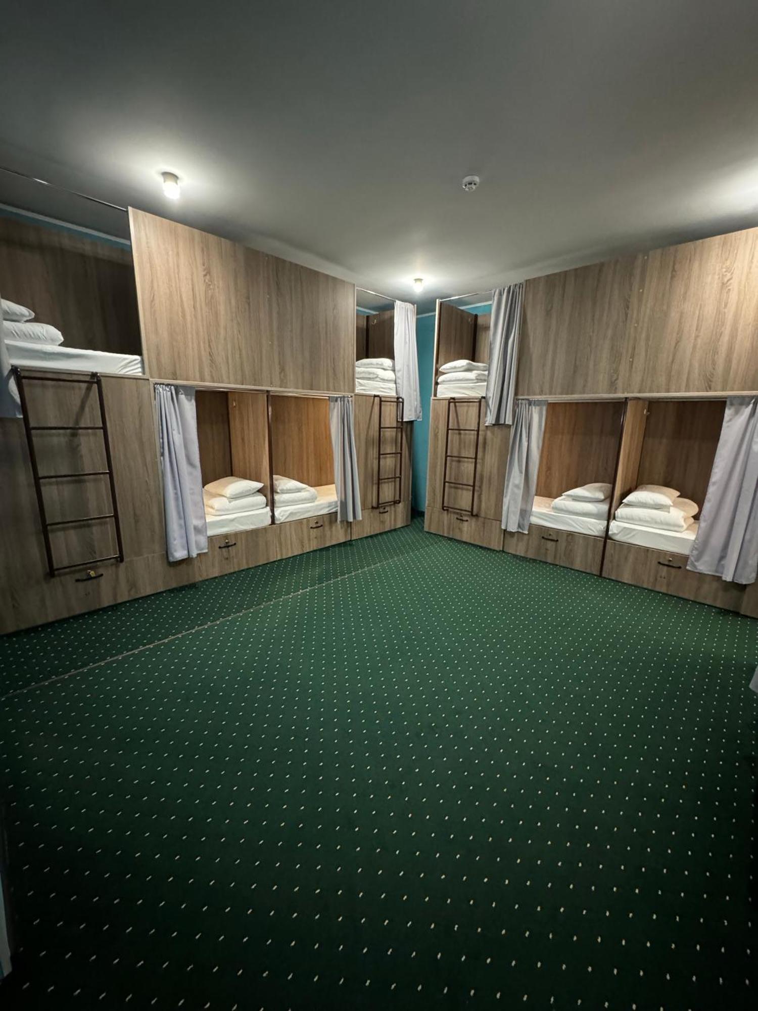 All Eyes Hostel Kamianets-Podilskyi Ngoại thất bức ảnh