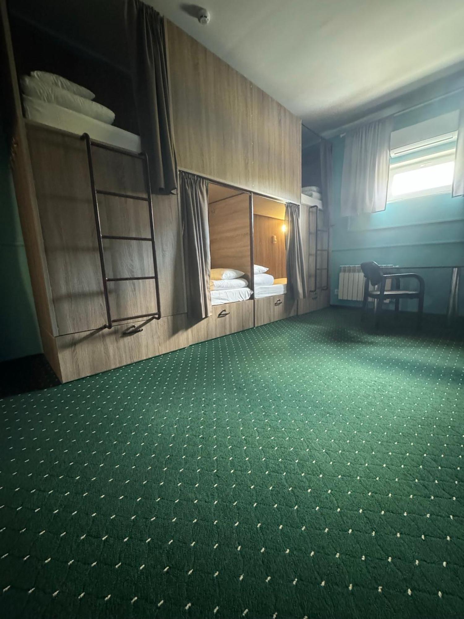 All Eyes Hostel Kamianets-Podilskyi Ngoại thất bức ảnh