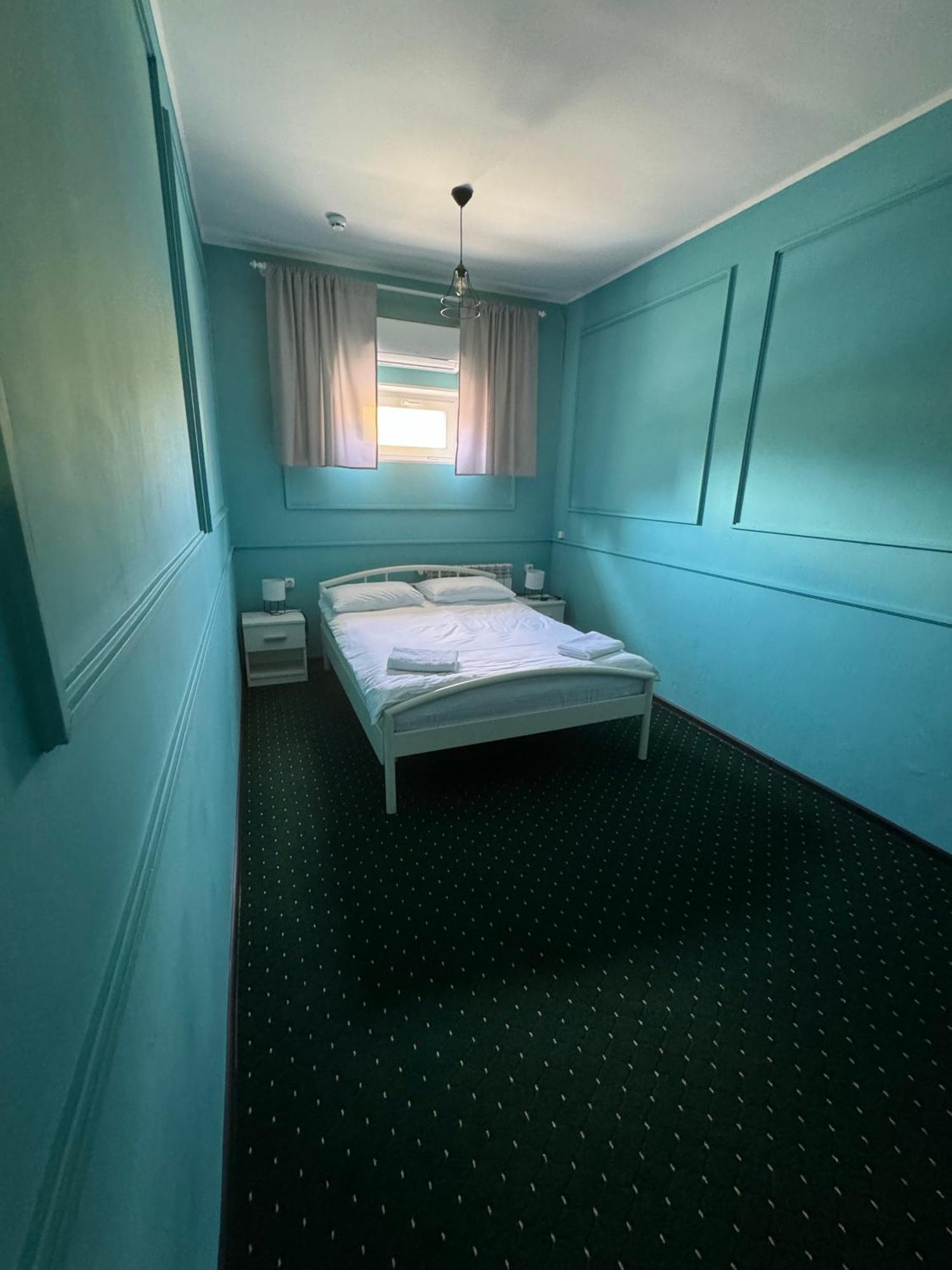 All Eyes Hostel Kamianets-Podilskyi Ngoại thất bức ảnh