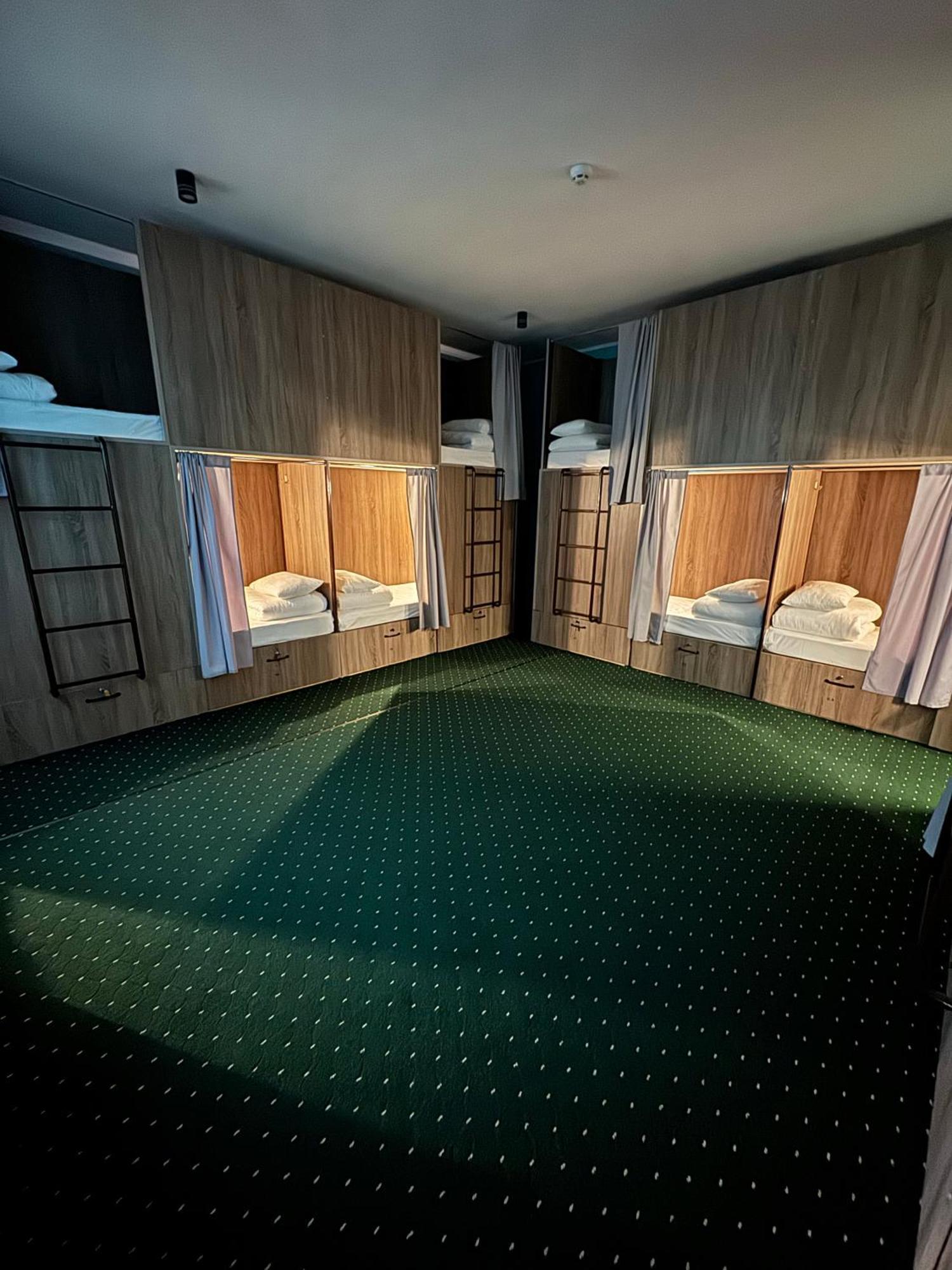 All Eyes Hostel Kamianets-Podilskyi Ngoại thất bức ảnh