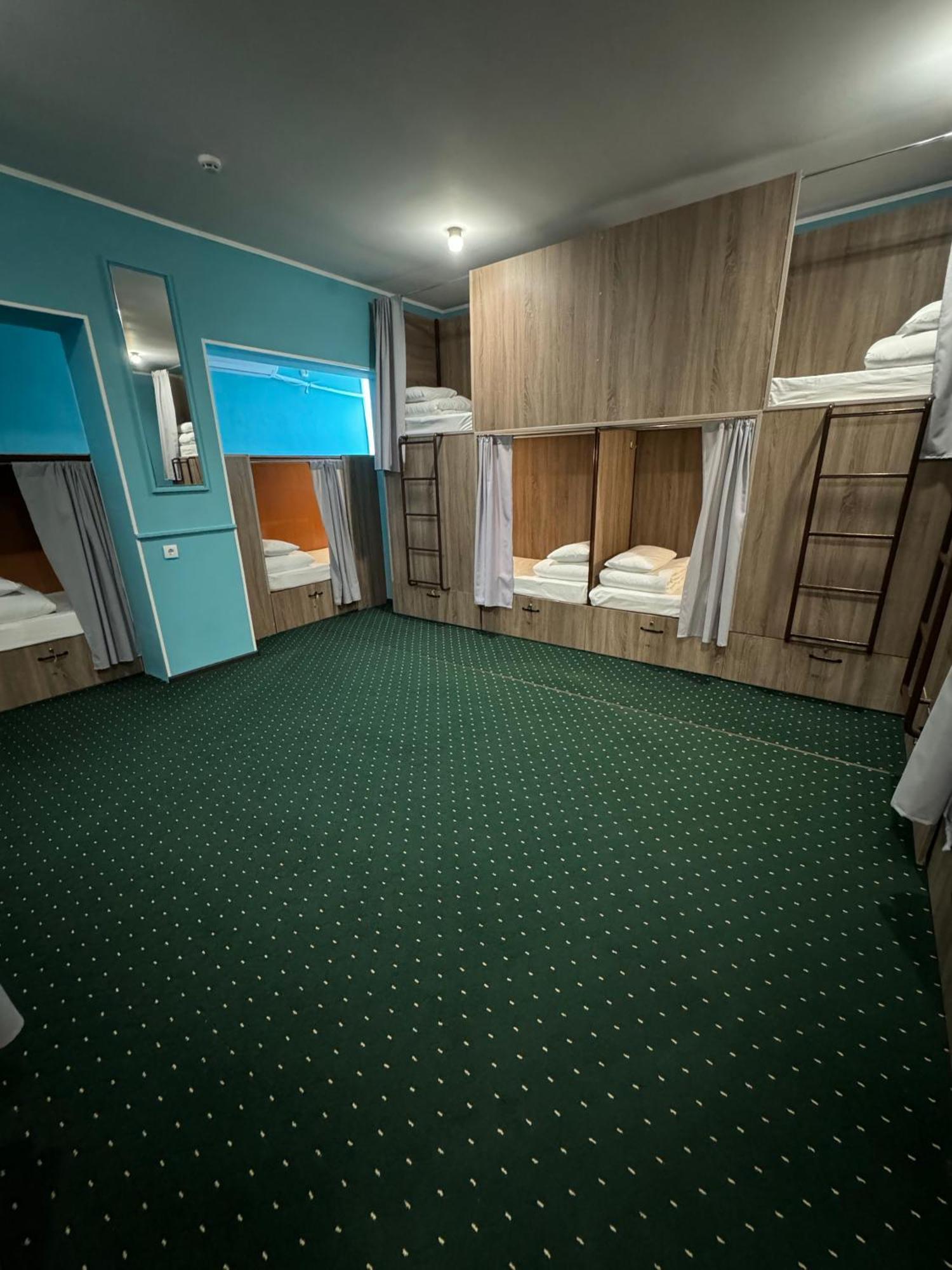 All Eyes Hostel Kamianets-Podilskyi Ngoại thất bức ảnh