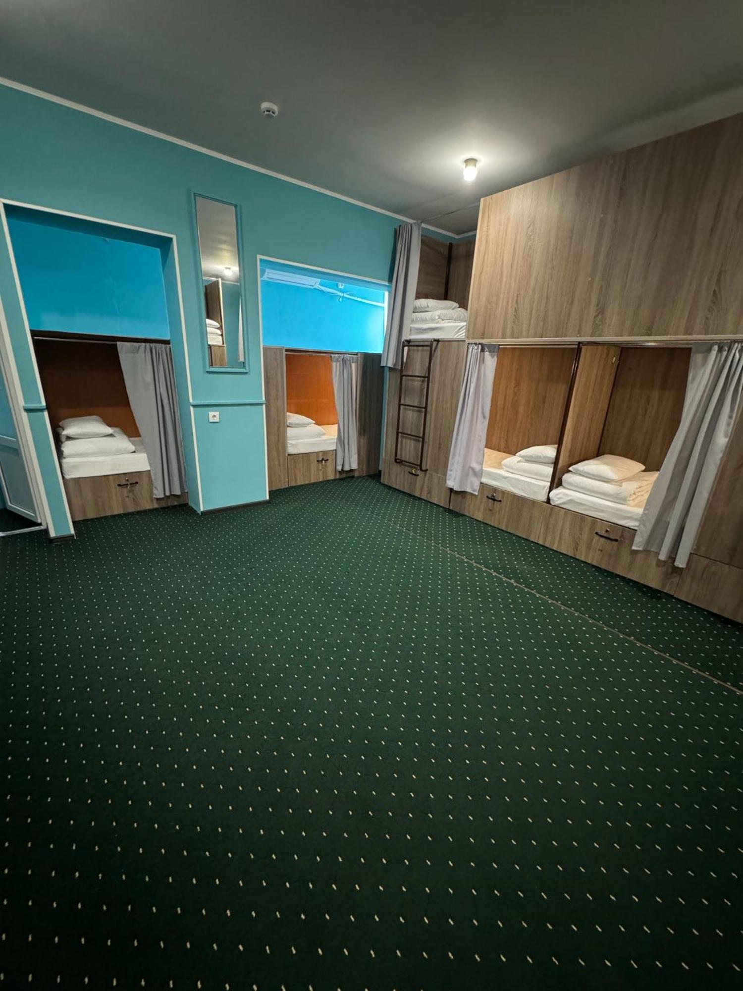 All Eyes Hostel Kamianets-Podilskyi Ngoại thất bức ảnh