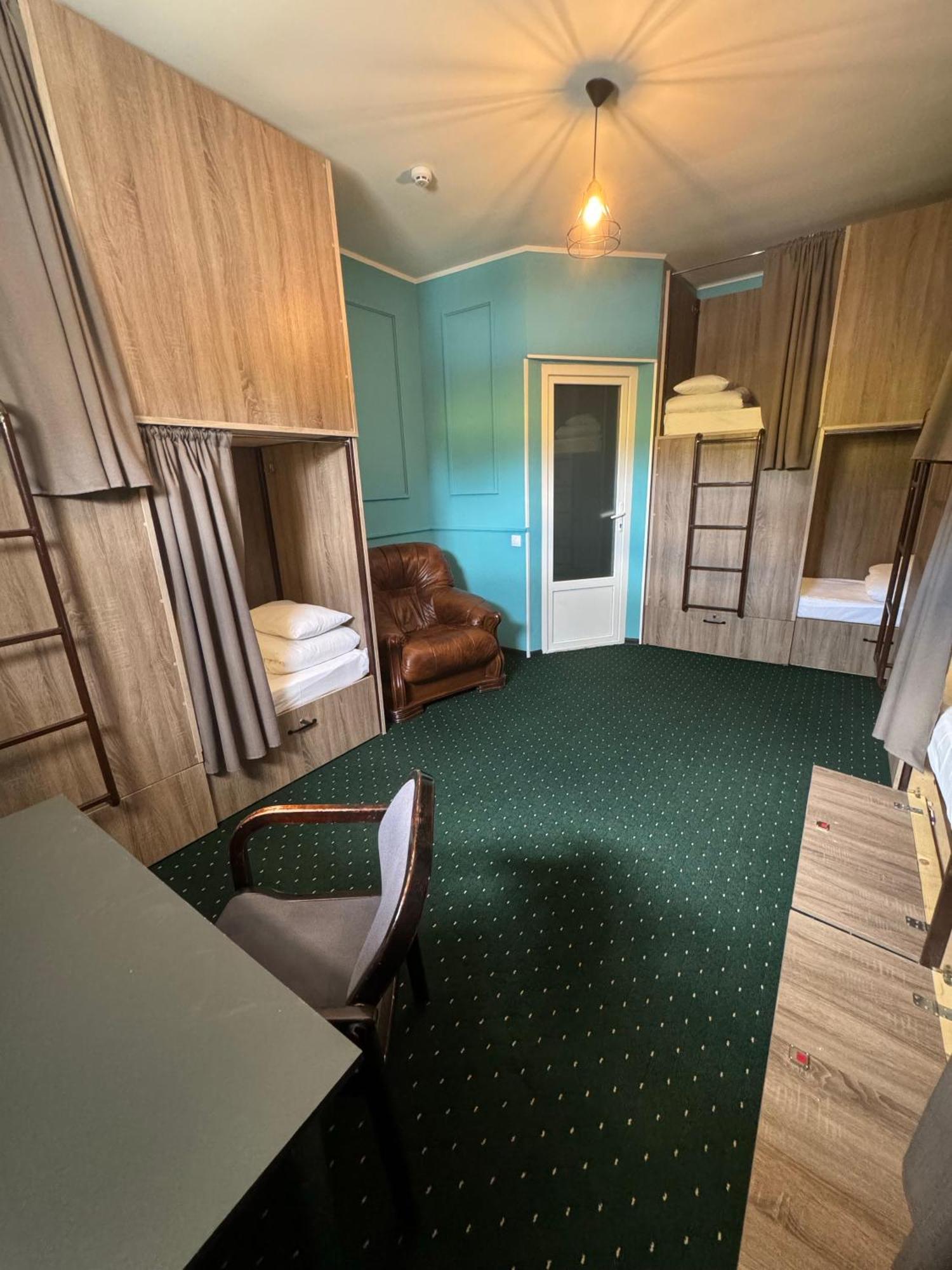 All Eyes Hostel Kamianets-Podilskyi Ngoại thất bức ảnh