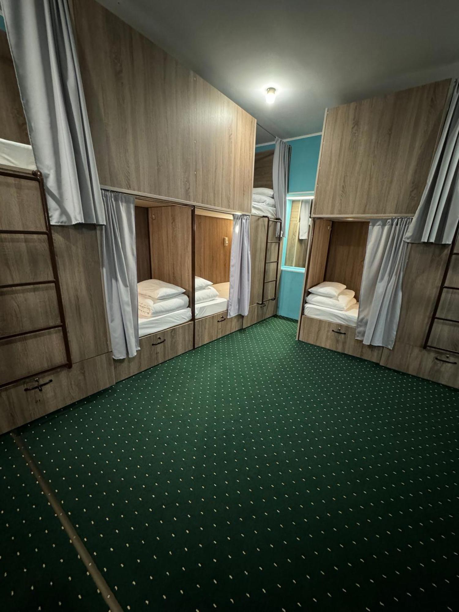All Eyes Hostel Kamianets-Podilskyi Ngoại thất bức ảnh