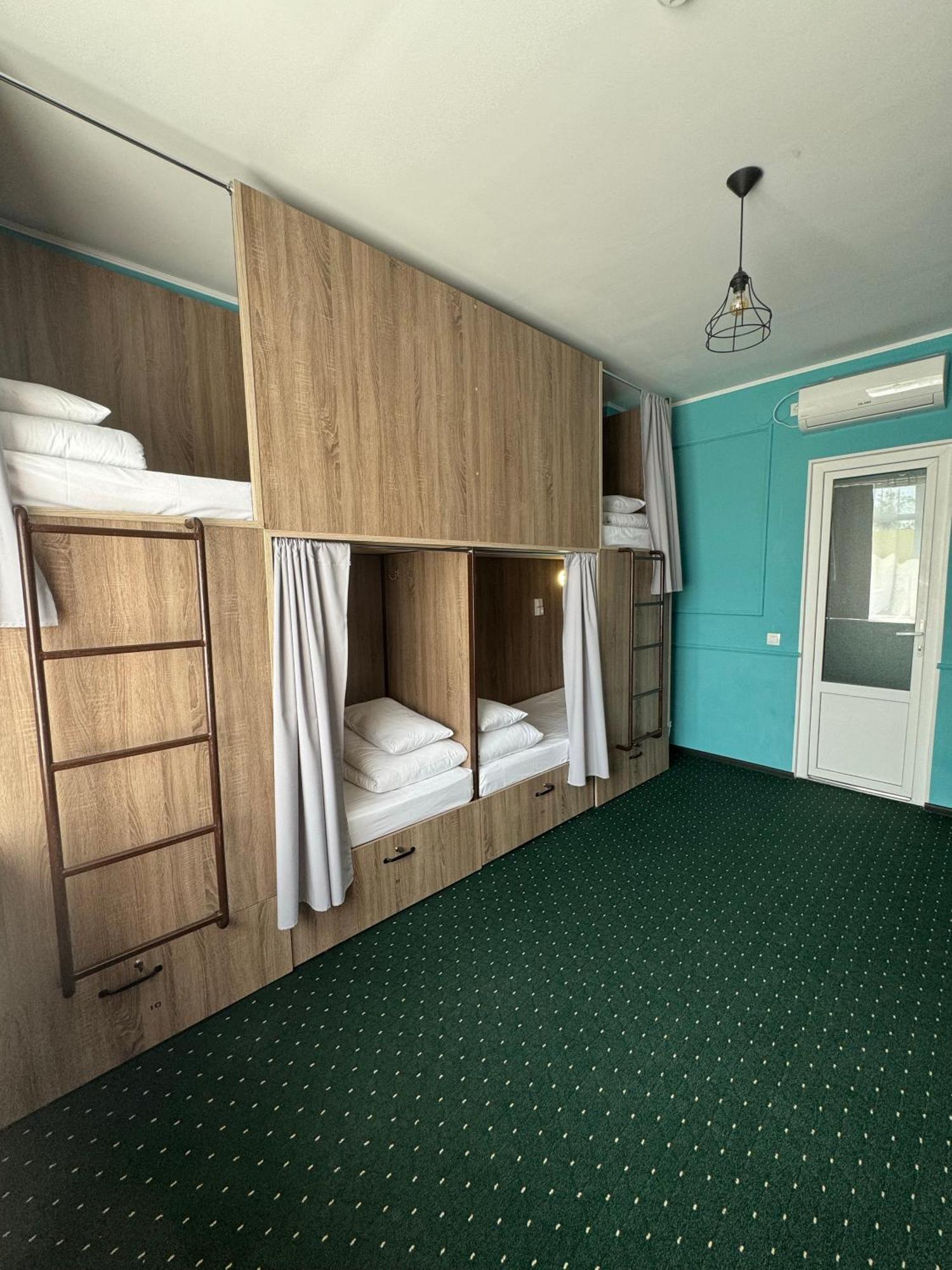 All Eyes Hostel Kamianets-Podilskyi Ngoại thất bức ảnh